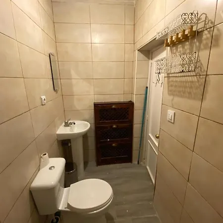 Habitacion Tipo Estudiante, Con Cama Alta, Con Bano Propio, En Casa De Vecinos Dormitorio Numero 1, Minibar,Centro Estacion *