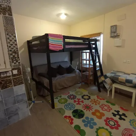 Homestay szállás Habitacion Tipo Estudiante, Con Cama Alta, Con Bano Propio, En Casa De Vecinos Dormitorio Numero 1, Minibar,Centro Estacion *