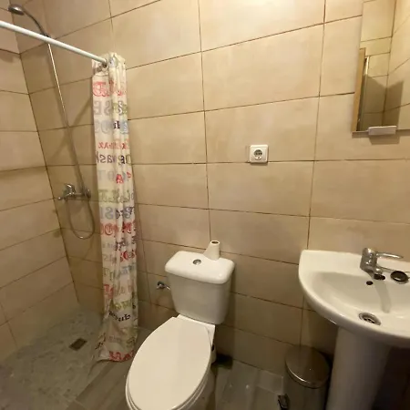 Homestay szállás Habitacion Tipo Estudiante, Con Cama Alta, Con Bano Propio, En Casa De Vecinos Dormitorio Numero 1, Minibar,Centro Estacion