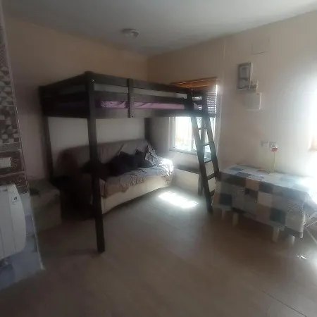 Habitacion Tipo Estudiante, Con Cama Alta, Con Bano Propio, En Casa De Vecinos Dormitorio Numero 1, Minibar,Centro Estacion *