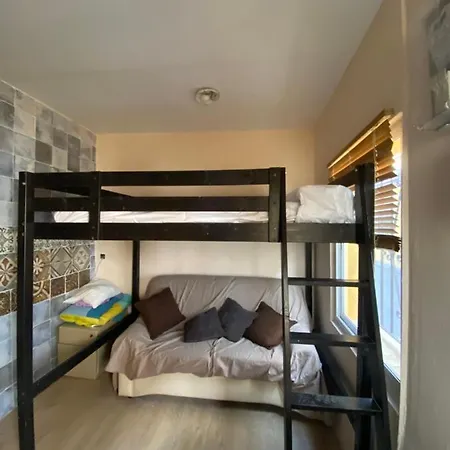 Homestay szállás Habitacion Tipo Estudiante, Con Cama Alta, Con Bano Propio, En Casa De Vecinos Dormitorio Numero 1, Minibar,Centro Estacion *