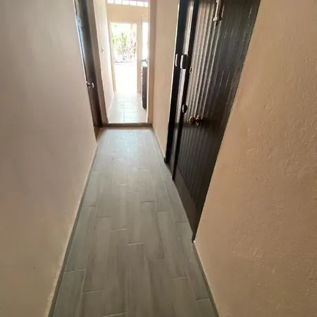 Homestay szállás Habitacion Tipo Estudiante, Con Cama Alta, Con Bano Propio, En Casa De Vecinos Dormitorio Numero 1, Minibar,Centro Estacion Jerez de la Frontera