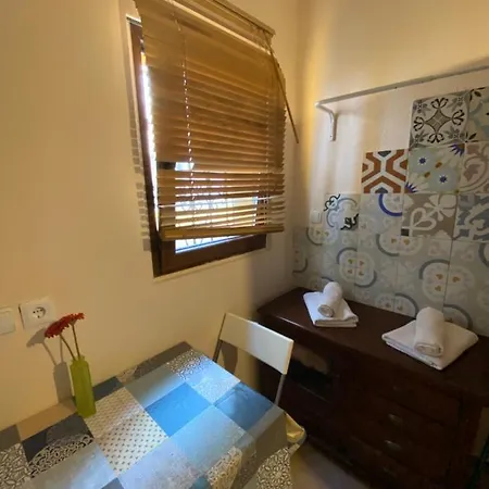 Homestay szállás Habitacion Tipo Estudiante, Con Cama Alta, Con Bano Propio, En Casa De Vecinos Dormitorio Numero 1, Minibar,Centro Estacion